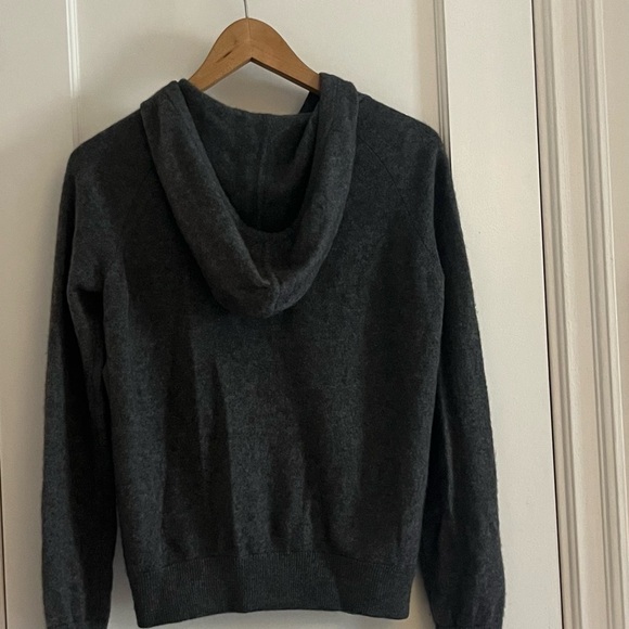 Cashmere sweater with a hood. In great condition. - Picture 2 of 5